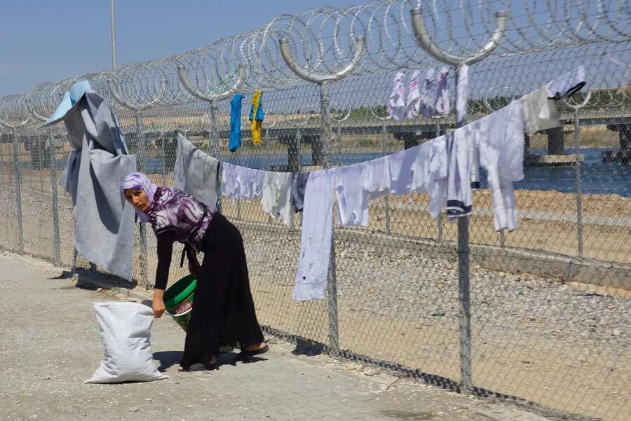 Geflüchtete Frau an der türkischen Grenze Geflüchtete Frau an der türkischen Grenze