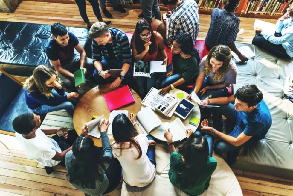 Stipendium: Informationen für Geflüchtete Stipendien für Geflüchtete. Foto von Menschen, die zusammensitzen