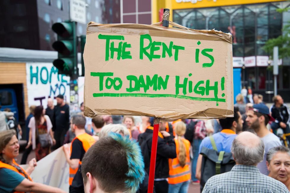Schild auf MIETENmove! Demonstration: "The rent is too damn high!"