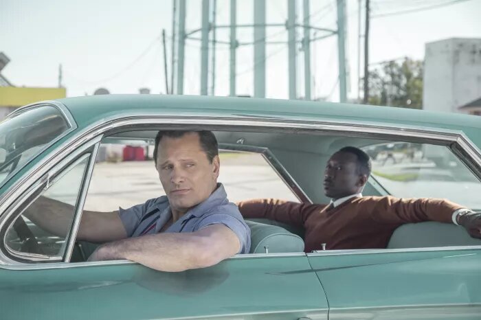 Szene aus Green Book Der Pianist Dr. Don Shirley sitzt hinten im Auto, das von seinem Fahrer Tony Lip gefahren wird