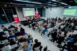 riederike Sittler (Deutschlandradio und Vorsitzende Journalistinnenbund), Kübra Gümüşay (Journalistin, Netzaktivistin), Anna Mayrhauser (Chefredakteurin Missy Magazine), Konstantina Vassilou-Enz (Journalistin, Geschäftsführerin Neue Deutsche Medienmacher*innen), Franziska Hilfenhaus (Journalistin, frau.tv)