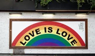 Plakat mit Regenbogen und der Aufschrift "Love is love" 
