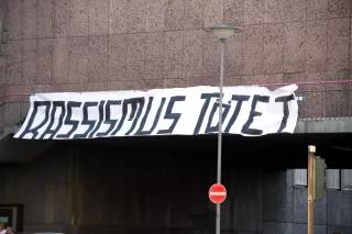 Rassismus tötet Transparent mit Aufschrift "Rassismus tötet"