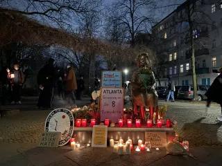 Denkmal in Berlin-Moabit Bild von der Mahnwache in Gedenken an die Opfer des Attentats in Atlanta bei der Friedensstatue in Berlin 23.März 2021
