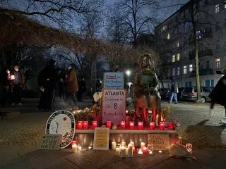 Bild von der Mahnwache in Gedenken an die Opfer des Attentats in Atlanta bei der Friedensstatue in Berlin 23.März 2021