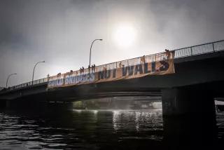 Build Bridges not Walls Banner an einer Brücke mit der Aufschrift "Build bridges not walls"