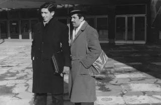 Yüksel Pazarkaya mit Kazim Dener, 1960 Schwarzweiß-Fotografie auf dem zwei Männer zu sehen sind - Yüksel Pazarkaya und Kazim Dener, 1960