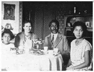 Mandenga Diek Familie am Kaffeetisch Mandenga Diek Familie am Kaffeetisch