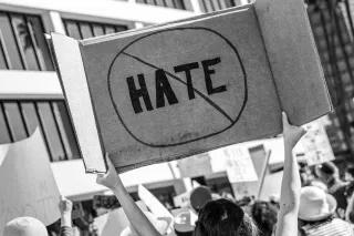 "No Hate" Bild einer Demonstration gegen Hate-Speech