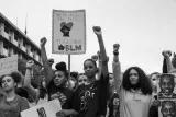 Black Lives Matter Protest in Portland, OR, Juni 2020 Junge Protestieren of Color halten Schild mit Aufschrift "We're all in this together, BLM" hoch