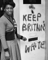 Barbara Grey neben "Keep Britain White" Graffiti, Balham 1974