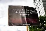 Demoschild mit der Aufschrift "Durch welches Bundesland fließt eigentlich der Bosporus?" und einer Erklärung, dass sich die in den NSU-Fällen ermittelnde Sonderkommission "SOKO-Bosporus" nannte