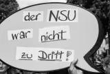 Schild in Form einer Sprechblase mit handgeschriebener Aufschrift "der NSU war nicht zu dritt!"