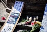 Gedenkort Hanau in Göttingen Gedenkort in Göttingen mit Blumen und Kerzen sowie Plakaten mit den Gesichtern und Namen der Opfer des Anschlags in Hanau und einem Demoaufruf für den 22.08.2020