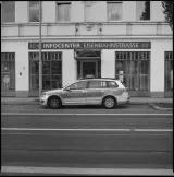 Polizeiauto parkt vor dem "Infocenter Eisenbahnstraße 49" in Leipzig