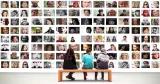 Drei Menschen sitzen auf einer Bank vor einer großen Foto-Wand mit vielen unterschiedlichen Gesichtern.