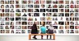 Drei Menschen sitzen auf einer Bank vor einer großen Foto-Wand mit vielen unterschiedlichen Gesichtern.