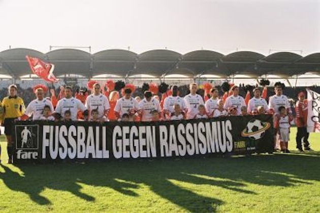 Fußball gegen Rassismus Fußballmannschaft mit "Fußball gegen Rassismus" Banner