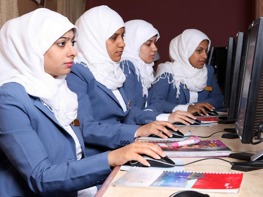 Frauen arbeitend am Computer Frauen arbeitend am Computer