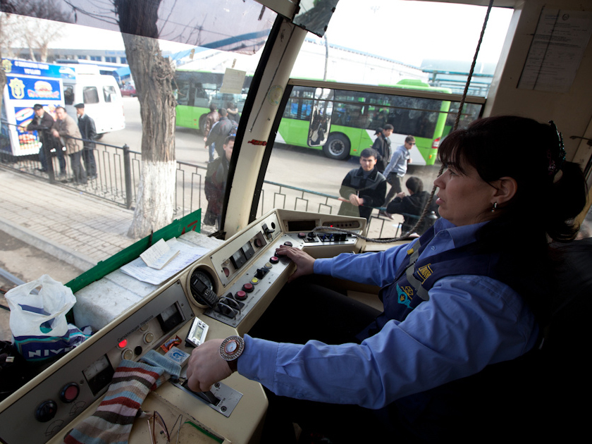 Frau steuert eine Tram Frau steuert eine Tram