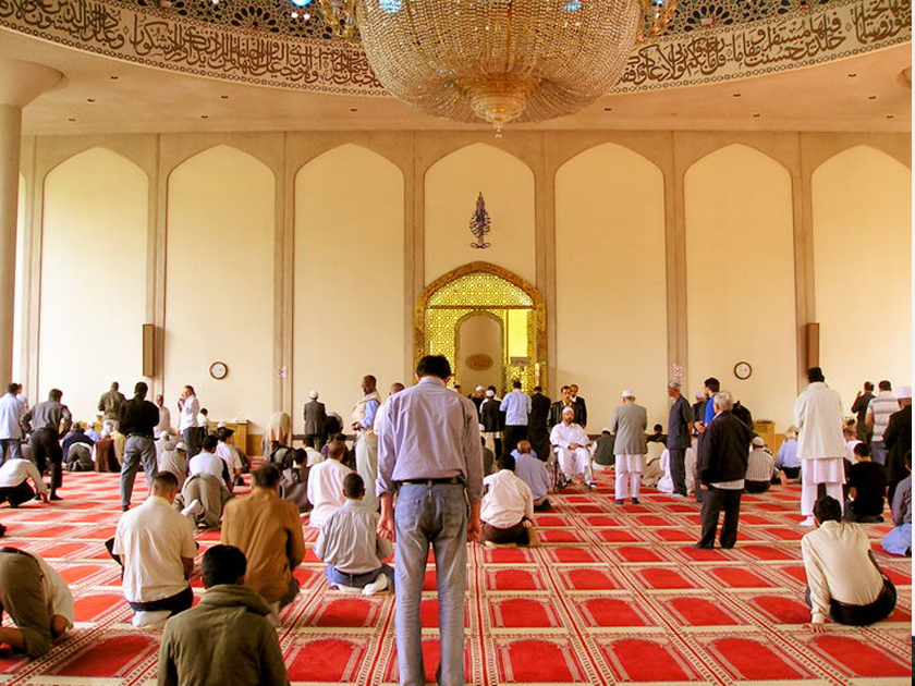 Gläubige beim Gebet in einer Moschee Gläubige beim Gebet in einer Moschee