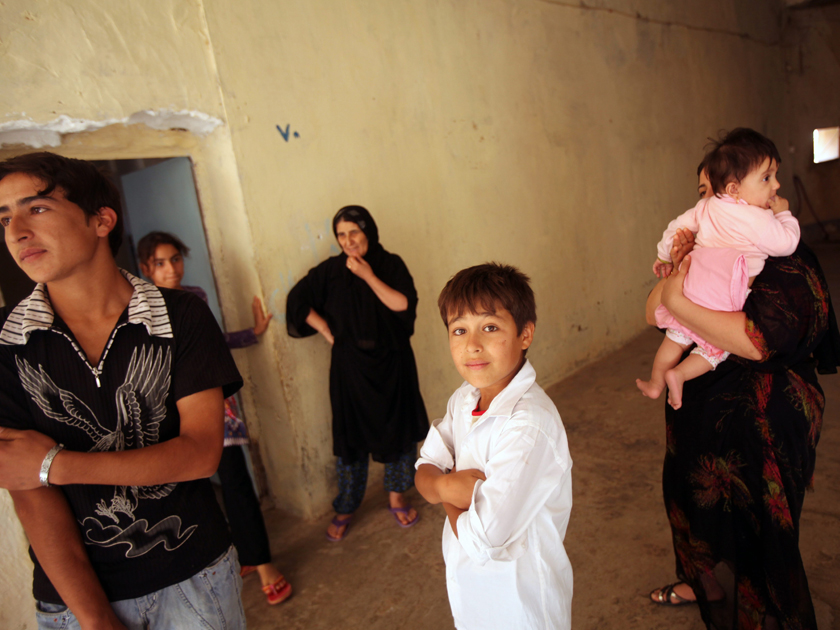 Irakische Familie in einem Auffanglager in Al-Qalaat. Irakische Familie in einem Auffanglager in Al-Qalaat.