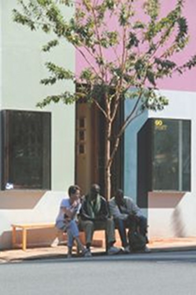 Bild: Marie-Hélène Gutberlet, Emmanuel Bakary Daou und Amadou Sow im Gespräch vor dem Shoe Shop Space, Ausst. Shoe Shop, Johannesburg Mai 2012, Foto Guy Woueté. Bild: Marie-Hélène Gutberlet, Emmanuel Bakary Daou und Amadou Sow im Gespräch vor dem Shoe Shop Space, Ausst. Shoe Shop, Johannesburg Mai 2012, Foto Guy Woueté.