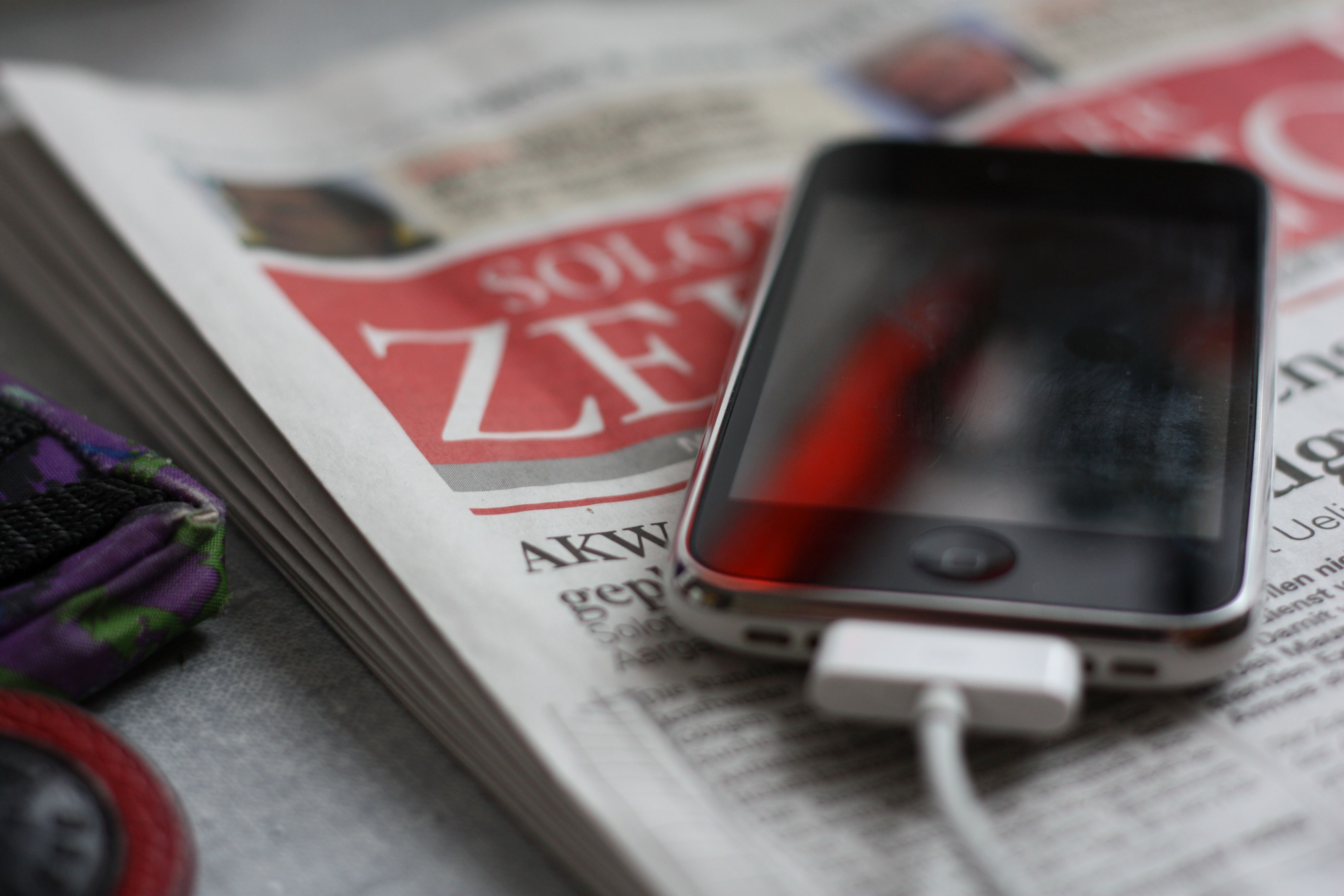 Smartphone, Zeitung Filterblase