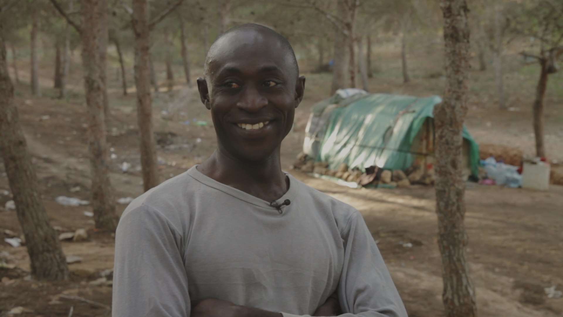 Paul Nkamani lächelnder Mann in Wald