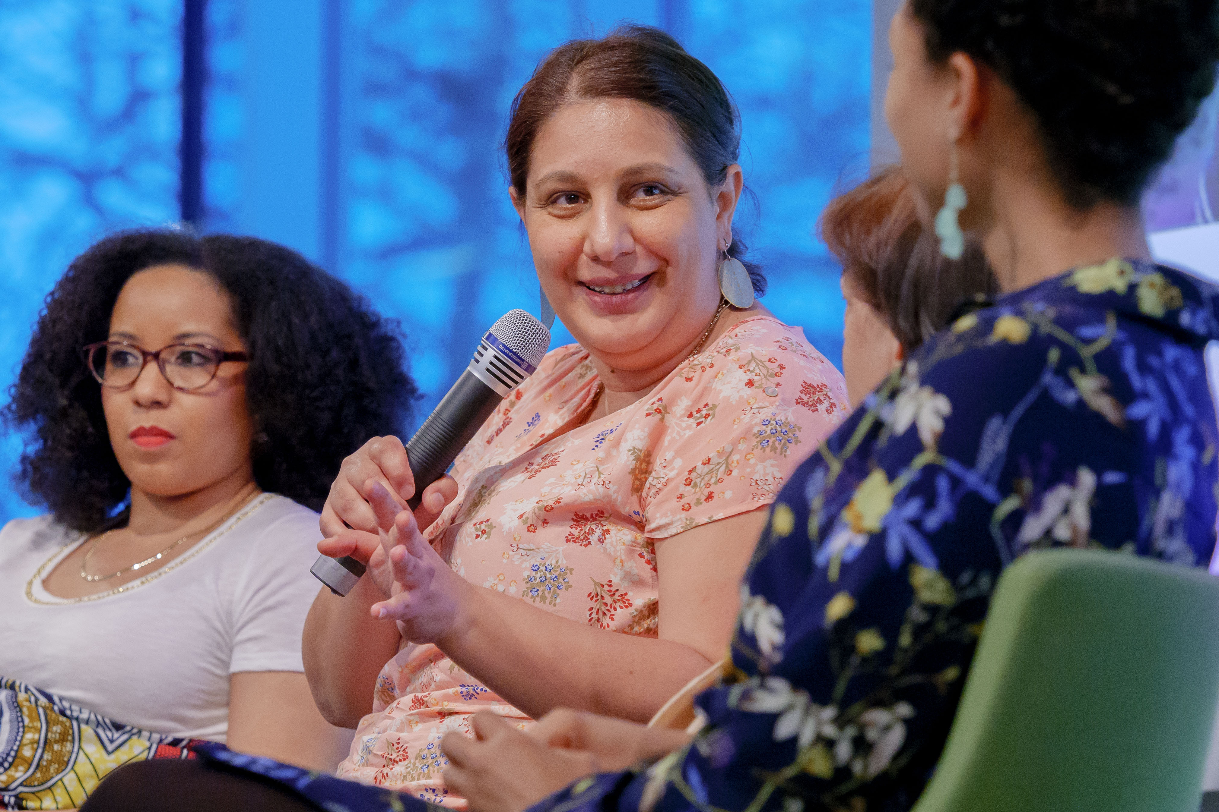 Tayo Awosusi-Onutor, Isidora Randjelović, Fatima Hartmann und Jana Pareigis (v.l.n.r.) waren Podiumsgäste der Veranstaltung "Phral mende - Wir über uns" Tayo Awosusi-Onutor, Isidora Randjelović und Jana Pareigis (v.l.n.r.)