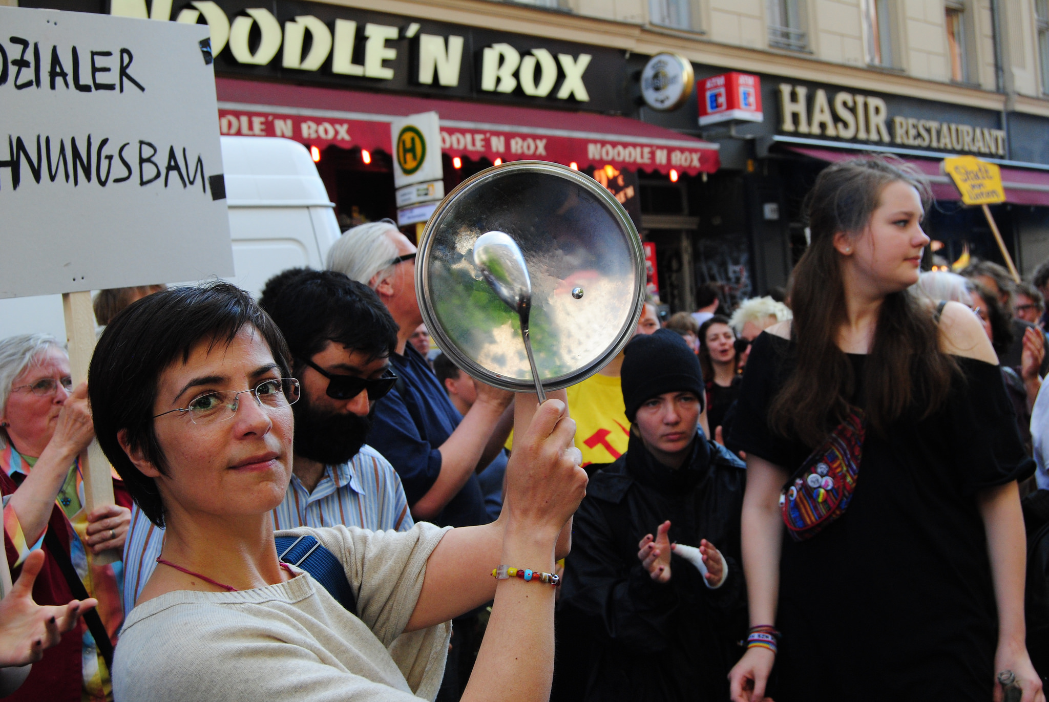 Mietenprotest in Berlin Kreuzberg, Mai 2017 Menschengruppe bei Mietenprotest in Berlin Kreuzberg, 2017
