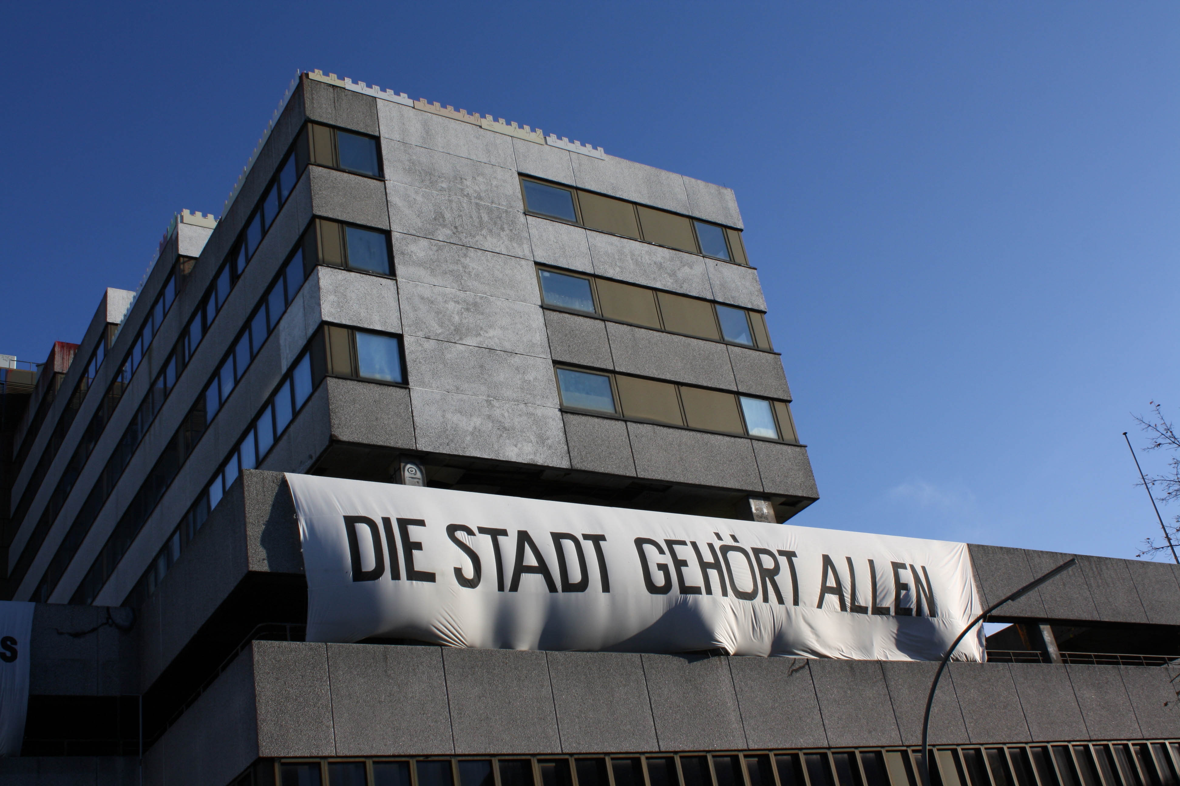 Gebäude mit Plakat: "Die Stadt gehört allen" Gebäude mit Plakat: "Die Stadt gehört allen"